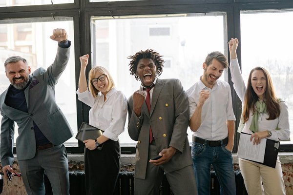 How can UK entrepreneurs effectively manage team dynamics in a hybrid work model?